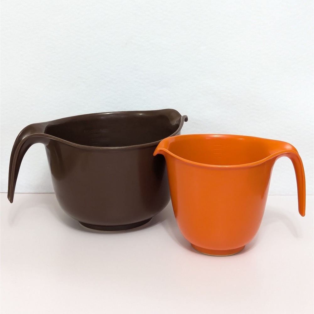 Vintage Rubbermaid Orange 6 Cup #2661, Brown 12 Cup #2663 Mixing Batter Bowl Set